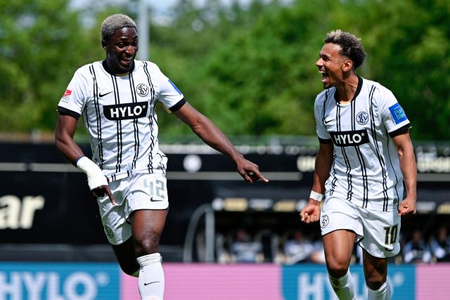 17 May 2026, Spiesen-Elversberg: Elversberg's David Mokwa (L) celebrates scoring his side's second goal with teammate Bambase Conte during the German 2nd Bundesliga soccer match between SV Elversberg and Preussen Muenster at the Ursapharm-Arena an der Kaiserlinde. Photo: Uwe Anspach/dpa - IMPORTANT NOTICE: DFL and DFB regulations prohibit any use of photographs as image sequences and/or quasi-video.