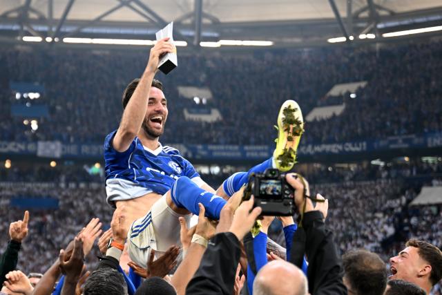 17 May 2026, North Rhine-Westphalia, Gelsenkirchen: Schalke's Kenan Karaman is celebrated by his team after the German 2nd Budnesliga soccer match between FC Schalke 04 and Eintracht Braunschweig at the Veltins Arena Photo: Bernd Thissen/dpa - IMPORTANT NOTICE: DFL and DFB regulations prohibit any use of photographs as image sequences and/or quasi-video.