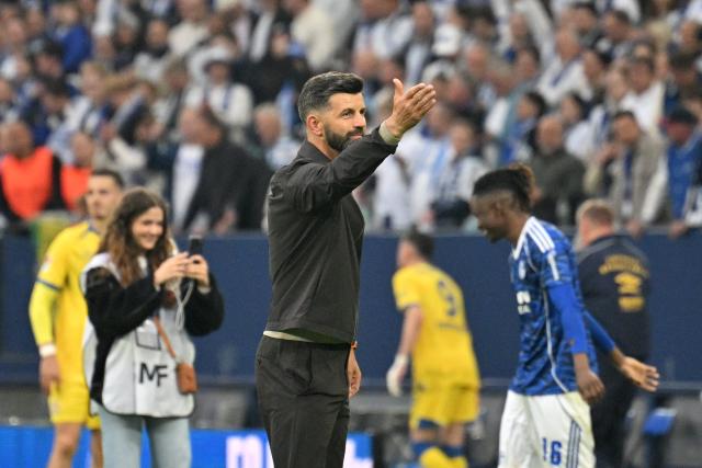 17 May 2026, North Rhine-Westphalia, Gelsenkirchen: Schalke coach Miron Muslic thanks the fans after the German 2nd Budnesliga soccer match between FC Schalke 04 and Eintracht Braunschweig at the Veltins Arena Photo: Bernd Thissen/dpa - IMPORTANT NOTICE: DFL and DFB regulations prohibit any use of photographs as image sequences and/or quasi-video.