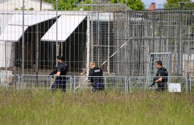 17 May 2026, Schkeuditz: Heavily armed police officers are on the scene at a caged facility for big cats in an industrial park in Schkeuditz. German police have shot dead a tiger that escaped from a private facility near the eastern city of Leipzig, a spokeswoman said on Sunday. Photo: Björn Stach/EHL Media/dpa