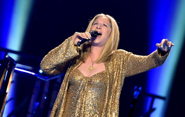 FILED - 15 June 2013, Berlin: FILE PHOTO - American singer Barbra Streisand performs at the O2 World as part of her 2013 'Barbra Live' European tour. A knee injury forced Streisand to withdraw from the closing ceremony of the 2026 Cannes Film Festival, where she had been set to receive an honorary Palme d'Or. Photo: Britta Pedersen/dpa-Zentralbild/dpa