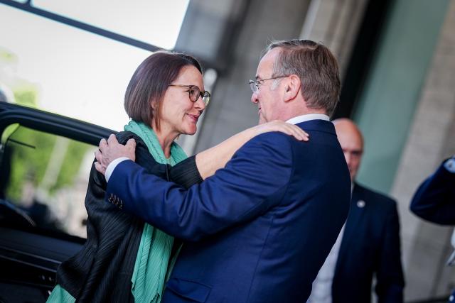 18 May 2026, Berlin: German Minister of Defense Boris Pistorius greets Luxembourg's Minister of Defense Yuriko Backes at the German Ministry of Defense. Photo: Kay Nietfeld/dpa