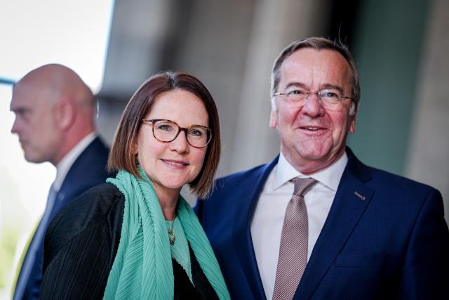 18 May 2026, Berlin: German Minister of Defense Boris Pistorius greets Luxembourg's Minister of Defense Yuriko Backes at the German Ministry of Defense. Photo: Kay Nietfeld/dpa