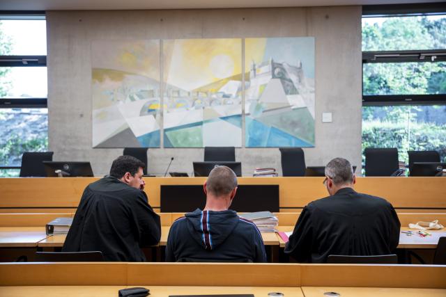 18 May 2026, Bavaria, Wuerzburg: The defendant (C) sits next to lawyers Tilman Michler (L) and Hans-Jochen Schrepfer before the start of the murder trial for a crime that took place more than 32 years ago. The accused is said to have killed 13-year-old Sabine as a 17-year-old shortly before Christmas 1993 in Karlstadt-Wiesenfeld. Photo: Daniel Vogl/dpa