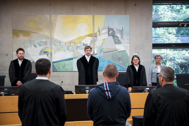 18 May 2026, Bavaria, Wuerzburg: The defendant (C) sits next to lawyers Tilman Michler (L) and Hans-Jochen Schrepfer before the start of the murder trial for a crime that took place more than 32 years ago. The accused is said to have killed 13-year-old Sabine as a 17-year-old shortly before Christmas 1993 in Karlstadt-Wiesenfeld. Photo: Daniel Vogl/dpa