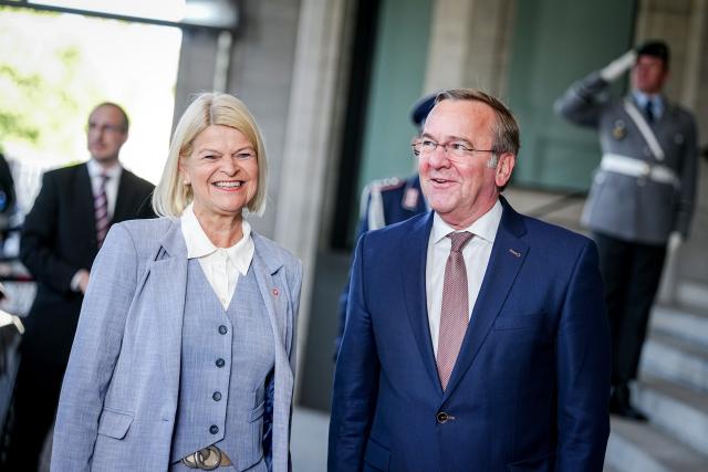 18 May 2026, Berlin: German Minister of Defense Boris Pistorius receives Austrian Minister of Defense Klaudia Tanner at the German Ministry of Defense. Photo: Kay Nietfeld/dpa