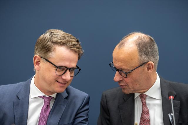 18 May 2026, Berlin: German Chancellor Friedrich Merz speaks to Carsten Linnemann CDU Secretary General, at the beginning Christian Democratic Union (CDU) Federal Executive Committee meeting at the CDU headquarters, the Konrad Adenauer House. Photo: Michael Kappeler/dpa