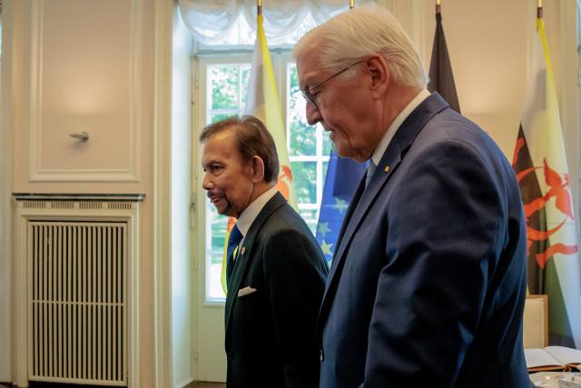 18 May 2026, Berlin: German President Frank-Walter Steinmeier (R) receives the Sultan of Brunei, Hassanal Bolkiah, for talks at Villa Borsig. Photo: Carsten Koall/dpa