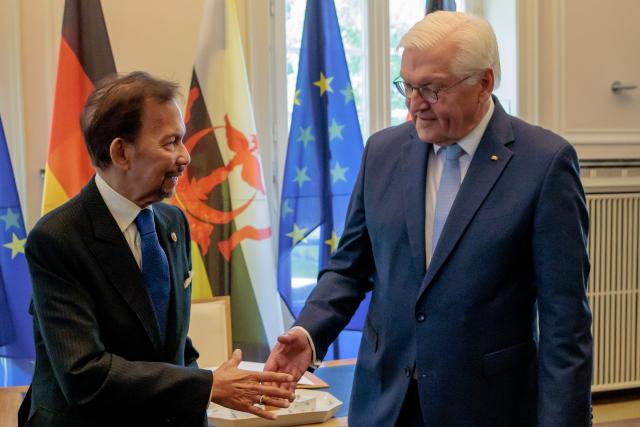 18 May 2026, Berlin: German President Frank-Walter Steinmeier (R) receives the Sultan of Brunei, Hassanal Bolkiah, for talks at Villa Borsig. Photo: Carsten Koall/dpa