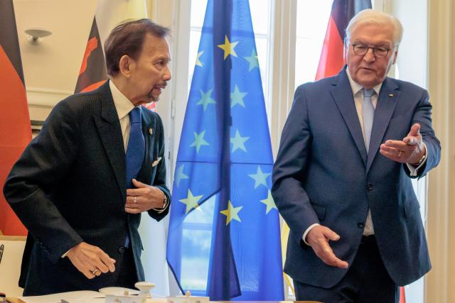 18 May 2026, Berlin: German President Frank-Walter Steinmeier (R) receives the Sultan of Brunei, Hassanal Bolkiah, for talks at Villa Borsig. Photo: Carsten Koall/dpa