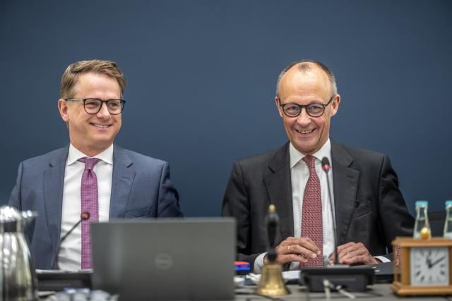 18 May 2026, Berlin: German Chancellor Friedrich Merz speaks to Carsten Linnemann CDU Secretary General, at the beginning Christian Democratic Union (CDU) Federal Executive Committee meeting at the CDU headquarters, the Konrad Adenauer House. Photo: Michael Kappeler/dpa