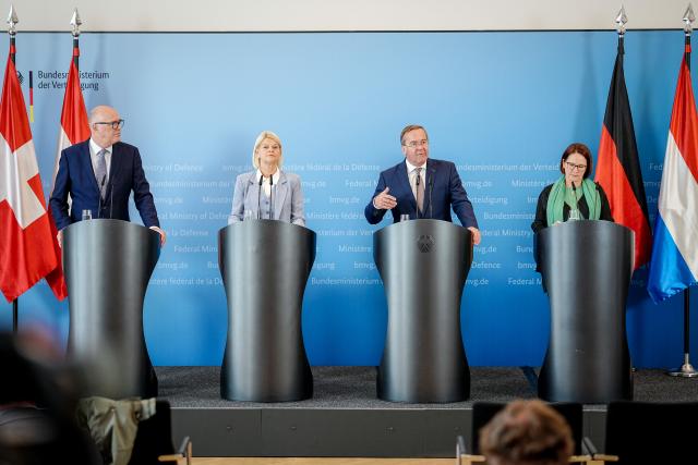 18 May 2026, Berlin: German Minister of Defense Boris Pistorius (2nd R), Federal, holds a joint press conference with counterparts from Switzerland Martin Pfister (L), from Austria Klaudia Tanner (2nd L) and from Luxembourg Yuriko Backes at the German Ministry of Defense. Photo: Kay Nietfeld/dpa