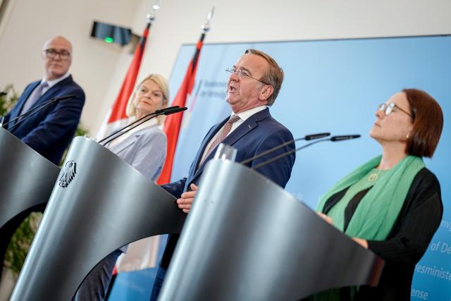 18 May 2026, Berlin: German Minister of Defense Boris Pistorius (2nd R), Federal, holds a joint press conference with counterparts from Switzerland Martin Pfister (L), from Austria Klaudia Tanner (2nd L) and from Luxembourg Yuriko Backes at the German Ministry of Defense. Photo: Kay Nietfeld/dpa