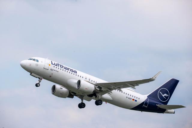 18 May 2026, Bremen: A Lufthansa plane takes off from the airport. The Hanseatic city of Bremen and Lufthansa are looking for a solution to prevent the planned end of the flight connection between Bremen and Frankfurt. Photo: Sina Schuldt/dpa