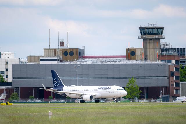 18 May 2026, Bremen: A Lufthansa plane takes off from the airport. The Hanseatic city of Bremen and Lufthansa are looking for a solution to prevent the planned end of the flight connection between Bremen and Frankfurt. Photo: Sina Schuldt/dpa