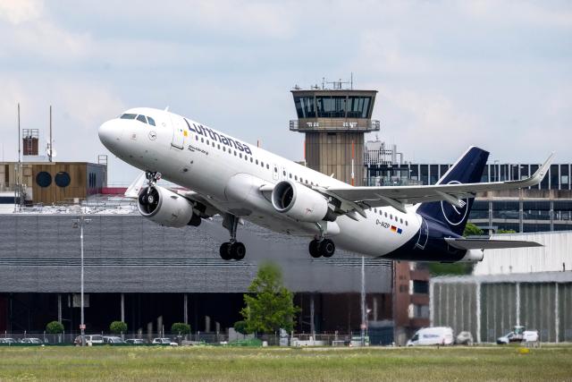 18 May 2026, Bremen: A Lufthansa plane takes off from the airport. The Hanseatic city of Bremen and Lufthansa are looking for a solution to prevent the planned end of the flight connection between Bremen and Frankfurt. Photo: Sina Schuldt/dpa