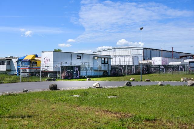 18 May 2026, Saxony, Schkeuditz: A view of the fenced-in area where tigers are kept in an industrial park in Schkeuditz. German police have shot dead a tiger that escaped from a private facility near the eastern city of Leipzig on Sunday. Photo: Heiko Rebsch/dpa