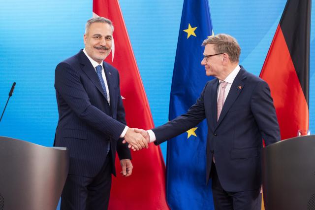 18 May 2026, Berlin: German Foreign Minister Johann Wadephul (R) and Turkish Foreign Minister Hakan Fidan shake hands during a joint press conference at the Federal Foreign Office in Berlin. Photo: Christophe Gateau/dpa