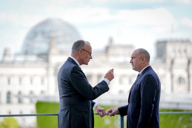 18 May 2026, Berlin: German Chancellor Friedrich Merz (L) stands with Bulgarian Prime Minister Rumen Radev on the balcony of the Federal Chancellery in Berlin. Photo: Kay Nietfeld/dpa