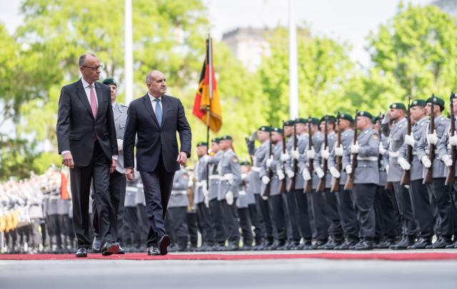 18 May 2026, Berlin: German Chancellor Friedrich Merz (L) receives Bulgarian Prime Minister Rumen Radev with military honors in front of the Federal Chancellery in Berlin. Photo: Michael Kappeler/dpa