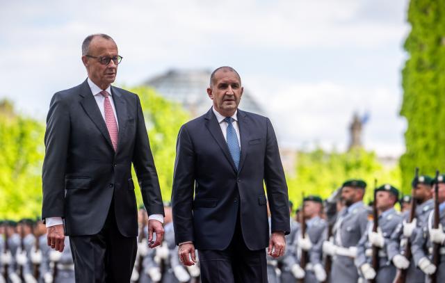 18 May 2026, Berlin: German Chancellor Friedrich Merz (L) receives Bulgarian Prime Minister Rumen Radev with military honors in front of the Federal Chancellery in Berlin. Photo: Michael Kappeler/dpa