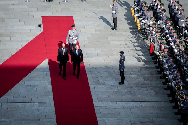 18 May 2026, Berlin: German Chancellor Friedrich Merz (L) receives Bulgarian Prime Minister Rumen Radev with military honors in front of the Federal Chancellery in Berlin. Photo: Kay Nietfeld/dpa
