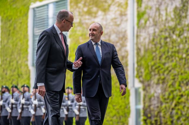 18 May 2026, Berlin: German Chancellor Friedrich Merz (L) receives Bulgarian Prime Minister Rumen Radev with military honors in front of the Federal Chancellery in Berlin. Photo: Michael Kappeler/dpa