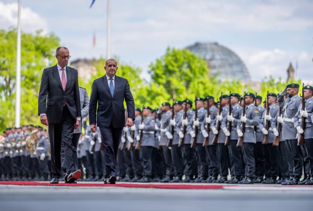18 May 2026, Berlin: German Chancellor Friedrich Merz (L) receives Bulgarian Prime Minister Rumen Radev with military honors in front of the Federal Chancellery in Berlin. Photo: Michael Kappeler/dpa