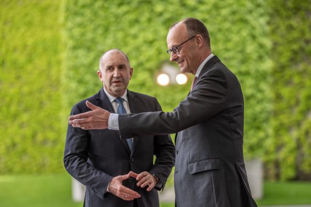 18 May 2026, Berlin: German Chancellor Friedrich Merz (R) receives Bulgarian Prime Minister Rumen Radev with military honors in front of the Federal Chancellery in Berlin. Photo: Michael Kappeler/dpa