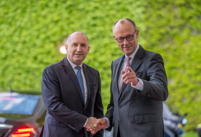 18 May 2026, Berlin: German Chancellor Friedrich Merz (R) receives Bulgarian Prime Minister Rumen Radev with military honors in front of the Federal Chancellery in Berlin. Photo: Michael Kappeler/dpa