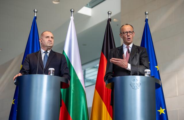 18 May 2026, Berlin: German Chancellor Friedrich Merz (R) and Bulgarian Prime Minister Rumen Radev hold a joint pres conference following their meeting at the Federal Chancellery in Berlin. Photo: Michael Kappeler/dpa
