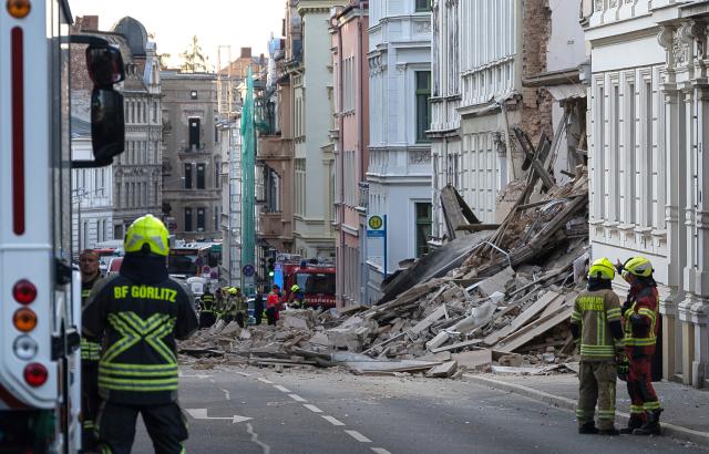 18 May 2026, Saxony, Görlitz: Police and firefighters stand near a collapsed house in Goerlitz. Photo: Paul Glaser/dpa