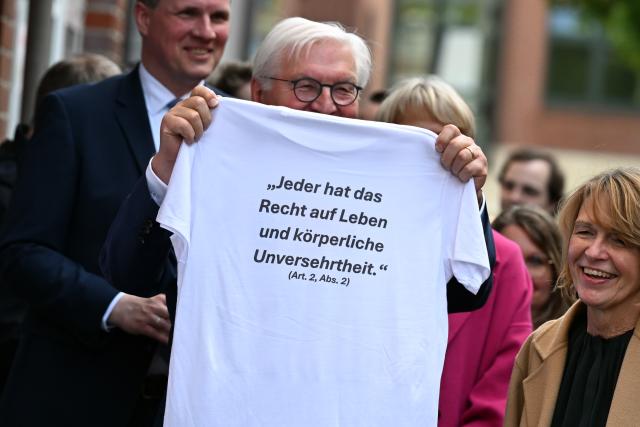 18 May 2026, Dorsten: Federal President Frank-Walter Steinmeier holds a T-shirt with Article 2 of the Basic Law during his visit to Dorsten to mark the start of the nationwide Day of the Basic Law. Photo: Federico Gambarini/dpa