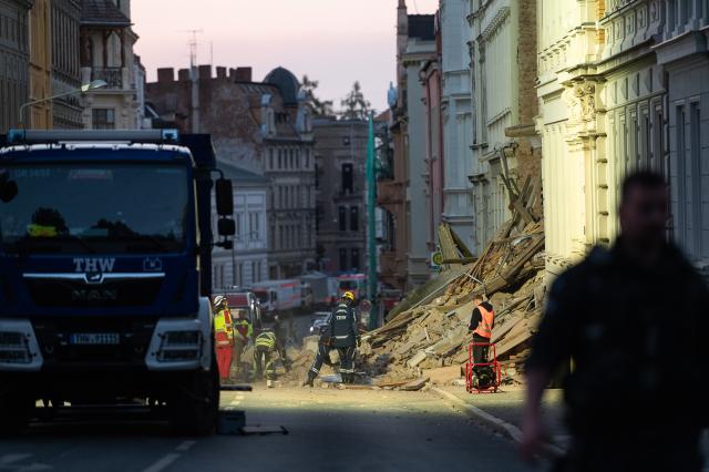 18 May 2026, Saxony, Görlitz: Emergency personnel remove the rubble from a collapsed house in Goerlitz. Photo: Paul Glaser/dpa