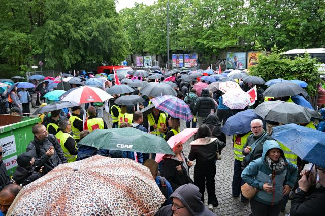 20 May 2026, Bavaria, Munich: Deutsche Telekom employees demonstrate in front of the Telekom Marsplatz site during a warning strike. The trade union Verdi is calling for nationwide work stoppages in the run-up to the fourth round of negotiations in the Deutsche Telekom collective bargaining round. Photo: Malin Wunderlich/dpa