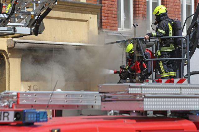 20 May 2026, Saxony-Anhalt, Thale: Firefighters put off a fire in an apartment building in the Harz district. Photo: Matthias Bein/dpa
