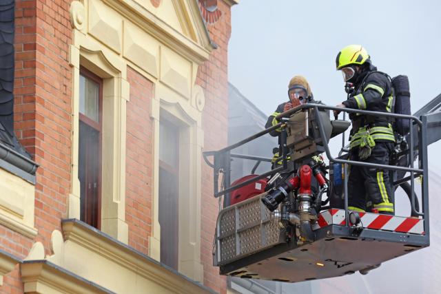 20 May 2026, Saxony-Anhalt, Thale: Firefighters put off a fire in an apartment building in the Harz district. Photo: Matthias Bein/dpa