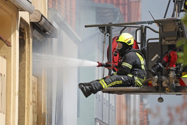 20 May 2026, Saxony-Anhalt, Thale: Firefighters put off a fire in an apartment building in the Harz district. Photo: Matthias Bein/dpa