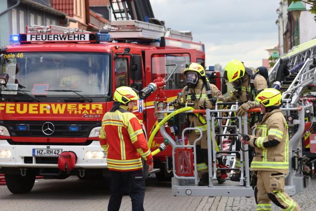 20 May 2026, Saxony-Anhalt, Thale: Firefighters put off a fire in an apartment building in the Harz district. Photo: Matthias Bein/dpa