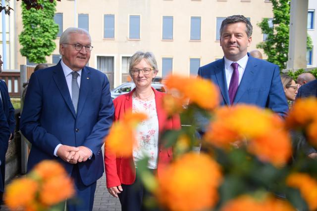 20 May 2026, Saxony-Anhalt, Bernburg: (L-R) German President Frank-Walter Steinmeier, Silvia Ristow, Mayor of Bernburg, and Sven Schulze, Minister President of Saxony-Anhalt, visit the social center. Steinmeier visited various activities in Bernburg as part of the first Germany-wide Day of Honor. Photo: Klaus-Dietmar Gabbert/dpa