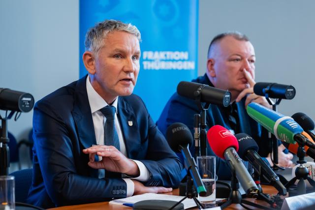 20 May 2026, Thuringia, Erfurt: Thuringian Alternative for Germany parliamentary faction leader Bjoern Hoecke, left, speaks alongside plagiarism researcher Stefan Weber during a press conference in Erfurt. The briefing was held to present an updated report alleging that more than 100 previously unknown plagiarised passages were discovered in the doctoral thesis of Thuringia Minister President Mario Voigt. Photo: Jacob Schröter/dpa