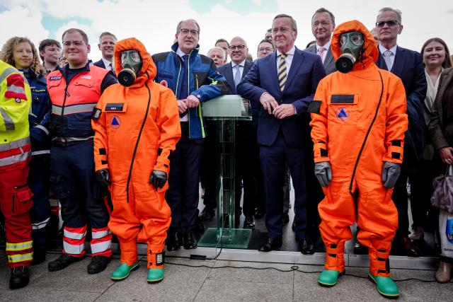 20 May 2026, Berlin: German Interior Minister Alexander Dobrindt (C-L) and Defence Minister Boris Pistorius (C-R), present the Civil Protection Pact adopted by the German Cabinet. Photo: Kay Nietfeld/dpa