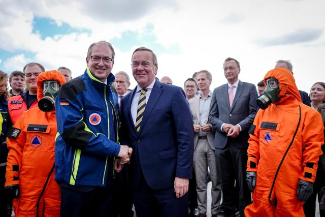20 May 2026, Berlin: German Interior Minister Alexander Dobrindt (C-L) and Defence Minister Boris Pistorius (C-R), present the Civil Protection Pact adopted by the German Cabinet. Photo: Kay Nietfeld/dpa