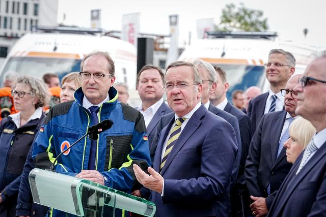 20 May 2026, Berlin: German Interior Minister Alexander Dobrindt (L) and Defence Minister Boris Pistorius, present the Civil Protection Pact adopted by the German Cabinet. Photo: Kay Nietfeld/dpa