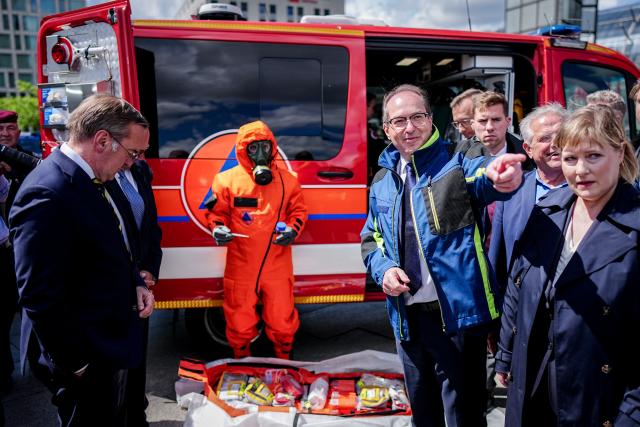 20 May 2026, Berlin: German Interior Minister Alexander Dobrindt (R) and Defence Minister Boris Pistorius, present the Civil Protection Pact adopted by the German Cabinet. Photo: Kay Nietfeld/dpa