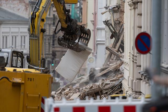 20 May 2026, Saxony, Görlitz: Emergency crews remove the rubble of a collapsed residential building in Goerlitz. The property collapsed on 18 May 2026 following a suspected gas explosion, with search crews continuing to clear debris for missing people. Photo: Paul Glaser/dpa