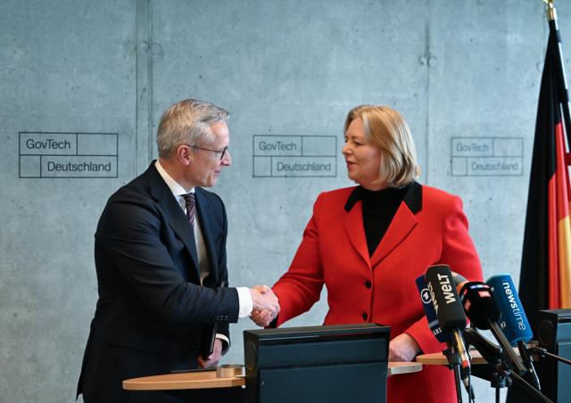 20 May 2026, Berlin: German Minister of Labor and Social Affairs Baerbel Bas (R) and Minister for Digitalization and State Modernization Karsten Wildberger shake hands following a press conference held after the inaugural meeting of the expert panel on "Digitalization and Welfare State Reform" at the GovTech Campus. Photo: Soeren Stache/dpa