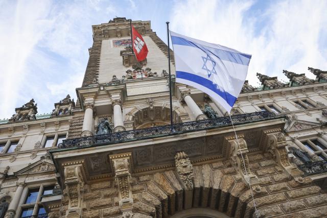 20 May 2026, Hamburg: The Israeli flag and a flag bearing the Hamburg coat of arms are flying at Hamburg City Hall. By raising the Israeli flag at City Hall, the Hamburg Parliament aims to take a stand against anti-Semitism. Photo: Christian Charisius/dpa