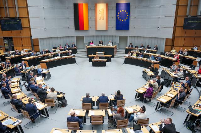 21 May 2026, Berlin: Berlin House of Representatives President Cornelia Seibeld (CDU) opens the 86th plenary session of the state parliament in Berlin. The opening follows the scheduling of a high-profile debate focused on the city's bid to host the Olympic and Paralympic Games. Photo: Soeren Stache/dpa