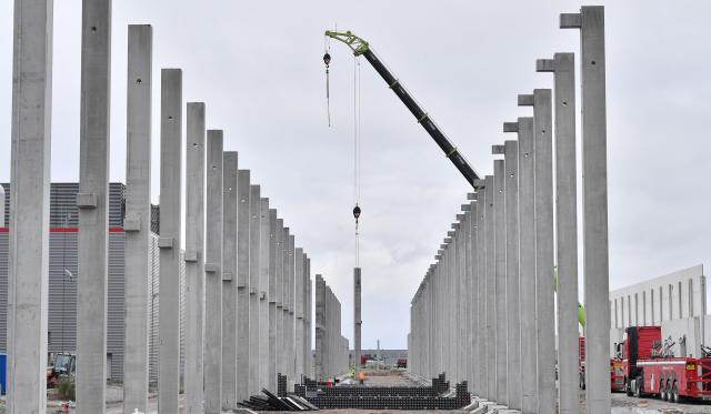 FILED - 12 October 2021, Thuringia, Ichtershausen: FILED PHOTO - Builders are working on the construction of a large battery cell factory for electric cars. Photo: Martin Schutt/dpa-Zentralbild/dpa